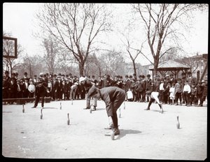 Chlapci čekající na zbraň v závodě na Arbor Day, Tompkins Square Park, New York, 1904 (stříbrný želatinový tisk)